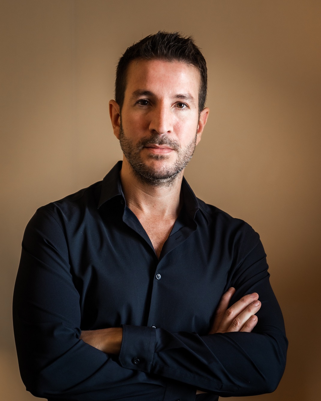 Alex Michaelides Ο Βρετανοκύπριος συγγραφέας που παντρεύει τη
